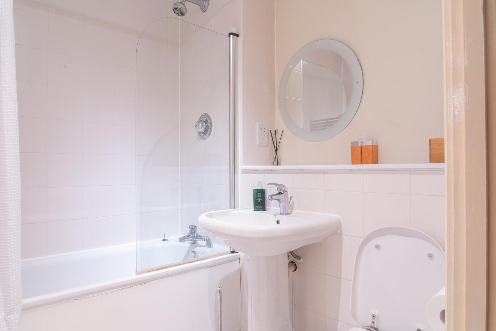 Stay In Our Stylish Flat! & Secure Building & Sleeps Up To 4 Бирмингем Экстерьер фото